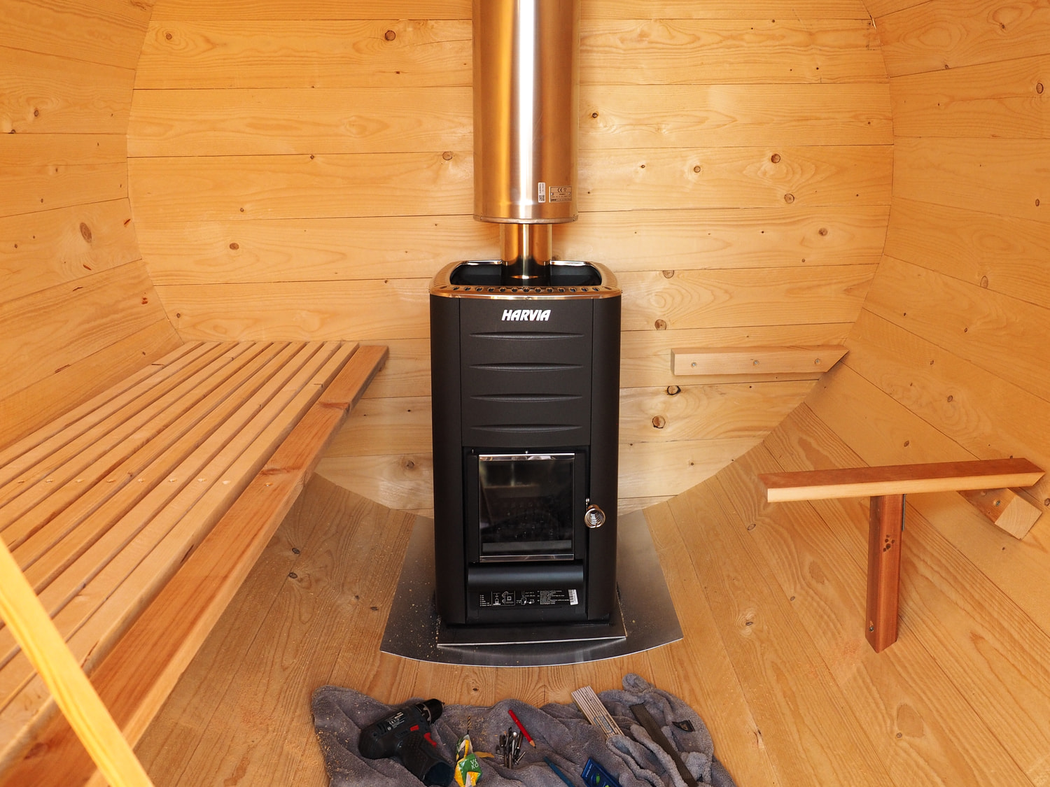 Der Einbau der Sitzbänke in die runde Wand erfordert aufgrund der ungewöhnlichen Form Geduld und Fingerspitzengefühl.